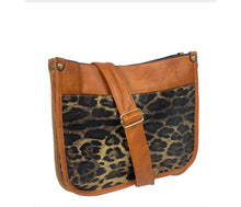 Load image into Gallery viewer, Crossbody purse
